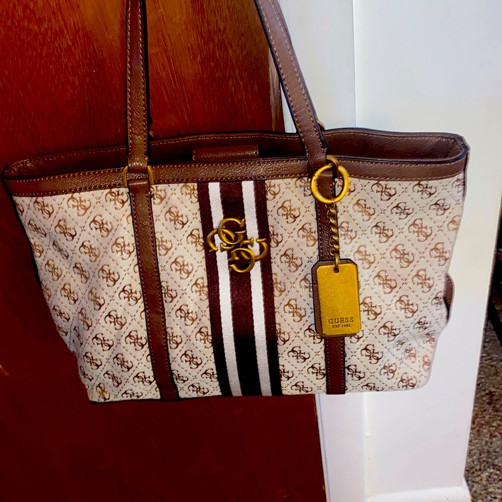 NWOT GUESS PURSE WITH KEY RING